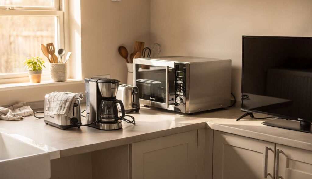 Gli elettrodomestici da scollegare subito per alleggerire la bolletta