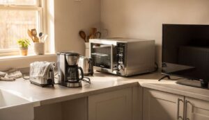 Gli elettrodomestici da scollegare subito per alleggerire la bolletta