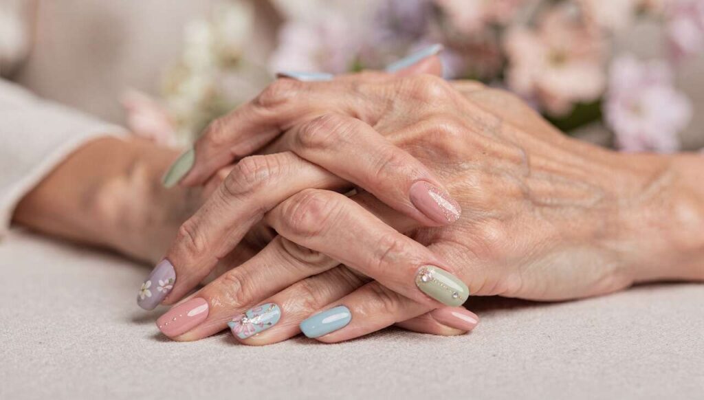 Primavera 2026, il colore di smalto che le estetiste di Milano consigliano dopo i 50 anni per mani più giovani senza sforzo