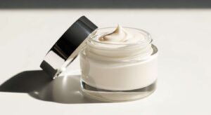 Questa crema viso con acido ialuronico da 9 euro in farmacia ha superato i test dei dermatologi dell’Istituto San Gallicano di Roma!